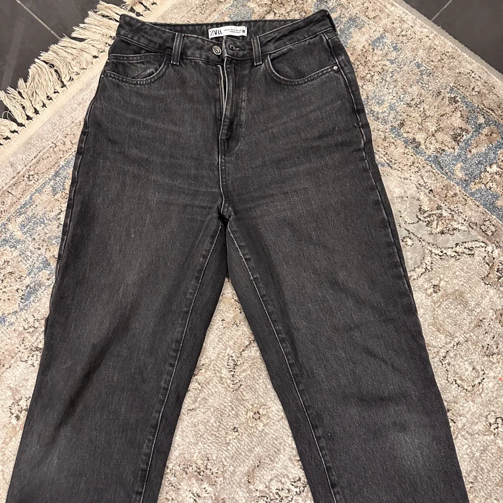 Snygga jeans från ZARA, använd max 3 gånher  Slutar vid fötterna spå mig som är 1,57. Jeans & Byxor.