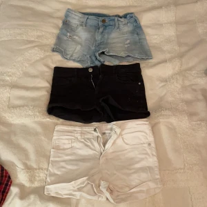 Jeansshorts 3 st stl 146 - Tre jeansshorts stl 146. Säljer alla tre för 100 kr