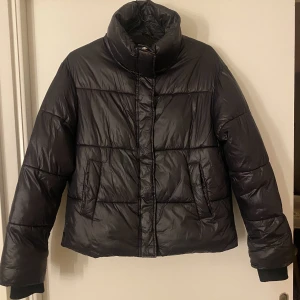 Jacka  - Svart jacka från Nelly! 