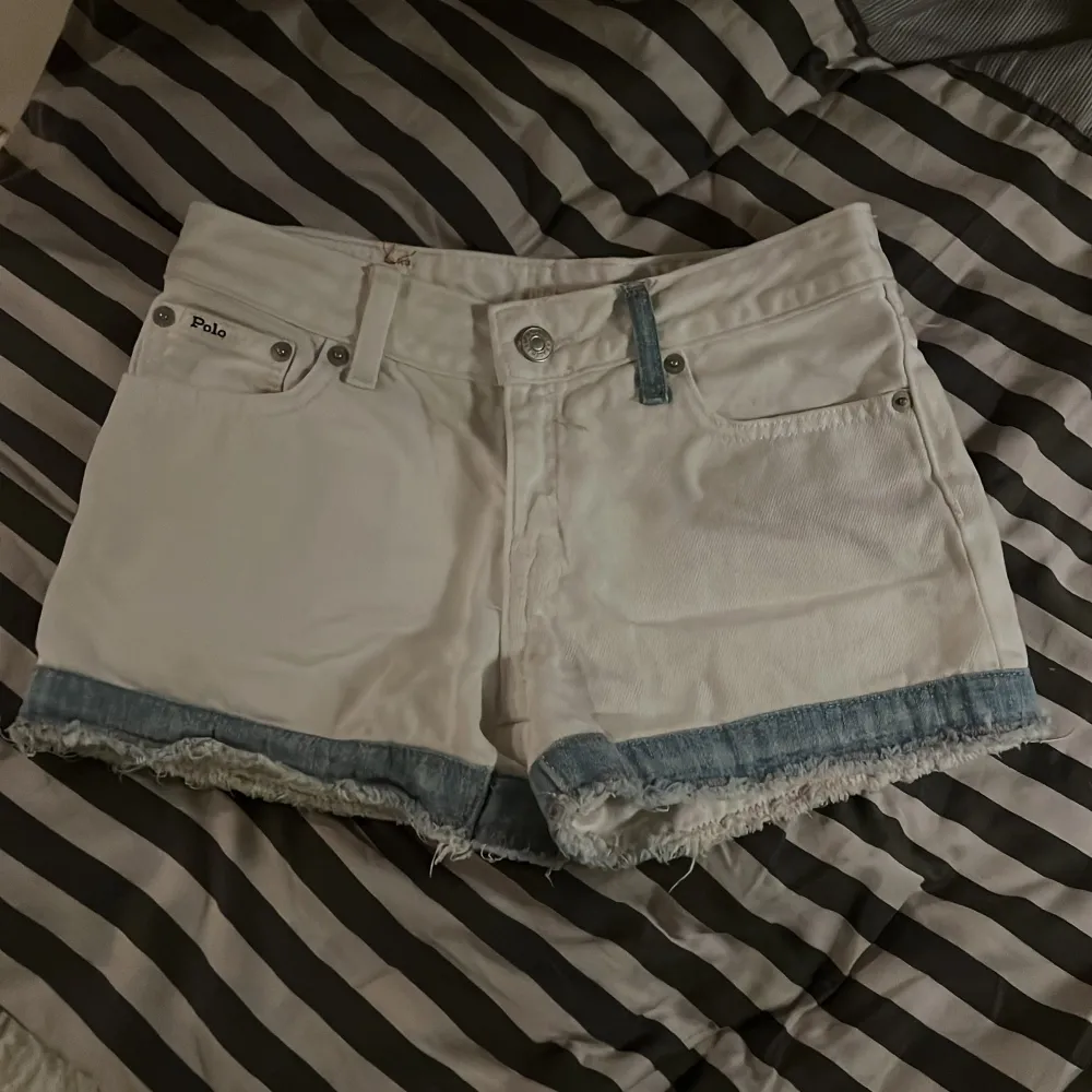 Jag säljer mina fina Vita  Ralph Lauren shorts som tyvärr blivit för små och är pga jag säljer dem💕. Shorts.