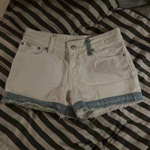 Jag säljer mina fina Vita  Ralph Lauren shorts som tyvärr blivit för små och är pga jag säljer dem💕