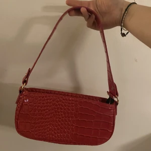 Söt axelväska<3 - Så fin rosa axelväska med orm liknande mönster!