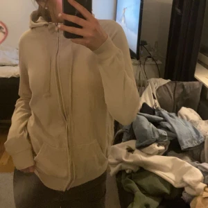 Beige zip kofta - Säljer denna fina kofta. Jättefin färg, passform och jättebra skick. Tyget är lite sammetsaktigt💕💕💕