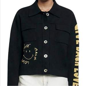 Säljer denna coola jacka/overshirt från Sandro. Jackan är knappt använd, utan i nyskick och har smiley motiv i gult, både fram och bak, samt text på vänster ärm. Första bilden är lånad! Nypris ca 4 000 SEK🫶