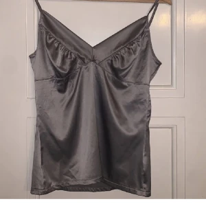 Silver linne - Super fint linne som jag köpte här på plick men inte riktigt var min stil. Pris kan diskuteras   45kr frakt tillkommer om ni inte köper genom plick⚡️