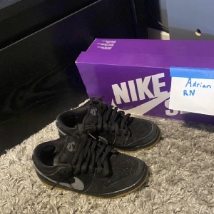 Nike Sb Dunk Low fog - Nike Sb Dunk Low🖤, snygga sneakers i färgerna svart, grå och guld/gul💯, passar både tjejer och killar🎉. Äkta🔥, perfekt inför våren och sommaren🌞, dm vid intresse + fler bilder🤝. Priset kan diskuteras i dm.