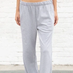 Brandy Melville Mjukisbyxor strl S - Jätte fina mjukis byxor från Brandy Melville. Aldrig använda då det inte är min stil. Har även prislappen kvar. Köpta för 350 och säljs för 200❤️