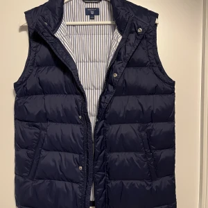 Gant väst  - Säljer min gant väst för den är för liten för mig. Den är stor i storleken och passar killar som har S/M. Skick 10/10. Skriv för mer info, bilder. 