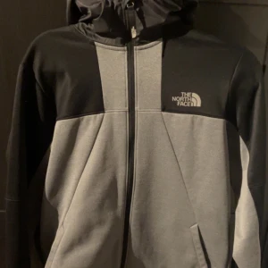 North face kofta - Säljer denna north face kofta då den är för liten för mig, tröjan är knappt använd och är i bra skick.
