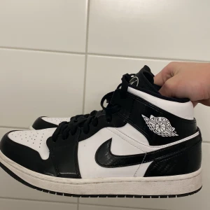 Jordan 1 carbon fiber - Säljer mina äkta jordan 1 carbon fiber i storlek 45 herr. Skick 9/10 finns några små repor men syns knappt. Kan skick mer bilder i Pm om någon är intresserad🙂