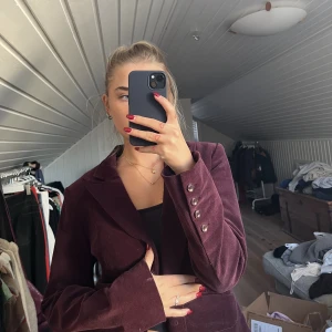 Vintage kavaj - Vintage vinröd manchesterkavaj! Uppskattad storlek s/m❤️