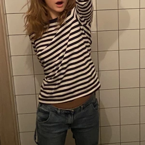 Randig longsleeve - säljer min randig long sleeve tröja från cos! Den perfekta randiga tröjan!!