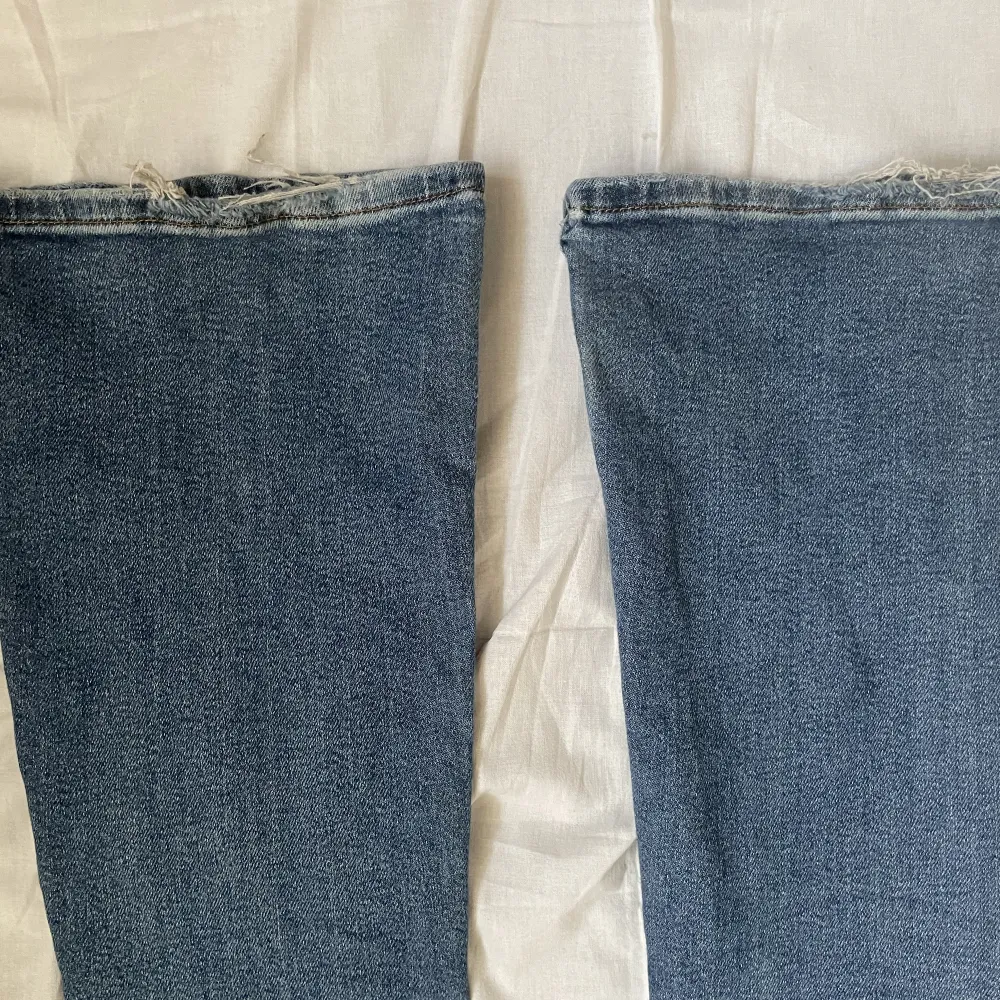 Bootcut jeans som sitter väldigt fint 🌟  För långa för mig därav slitningarna längst ner. . Jeans & Byxor.