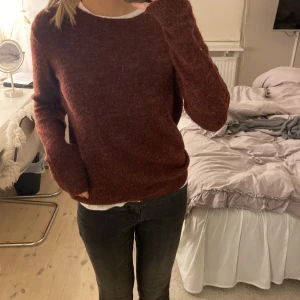 Vinröd stickad tröja - Supersnygg röd stickad tröja💕 