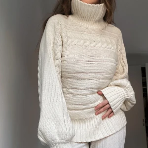 Vit stickad tröja  - Så fin och skön gräddvit stickad tröja från Carin Wester. Använd några gånger men är som ny!  