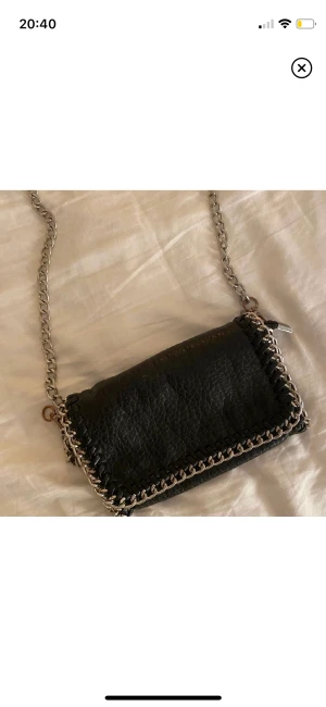 Tiamo väska - Säljer min jättefina tiamo väska. Den är lite rostig vid spännet, där av priset💕