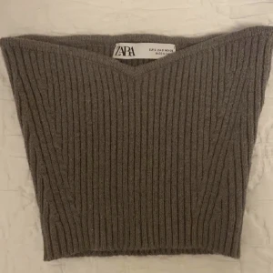 Topp Zara - Säljer denna jättegulliga bandeau toppen ifrån Zara. Jättefint skick och i storlek S.💗