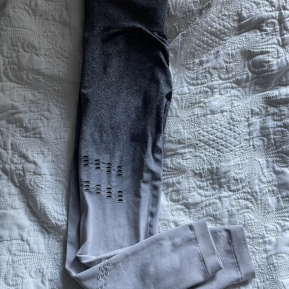 Snygga ombré scrunch leggings från Shein storlek M. Använda fåtal gånger! Mycket stretchiga , fina detaljer på benen . Övrigt.