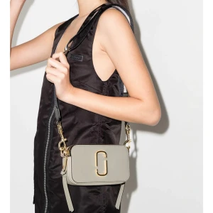 Marc Jacobs Väska - Ett litet interesskoll på min Marc Jacobs väska. Sparsamt använd, ni ser skicket. Rosa, grå/beige färg. Med ett gul och svart band, som glittrar. Hör av er vid fler frågor eller eventuellt fler bilder ❤️