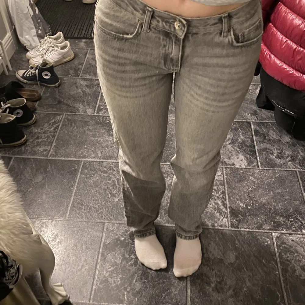 Mina Gina jeans ”low straight jeans” kommer inte till användning då jag har ett par liknande, knappt använt dom alls🫶🏻. Jeans & Byxor.