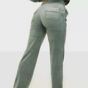 Juicy couture byxor  - ✨JULKLAPPSTIPS🎁🎄Helt oanvända och ej testade t.o.m. har sänkt priset från 900kr o har budgivning då jag tänkte att vi närmade jul och folk vill hinna skaffa presenter. Har i storlek S också i samma färg (kolla profil). Teka inte att buda! 🥰