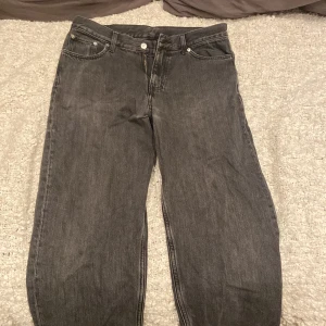 Weekday jeans strl 30/32 - Ett par jeans från weekday. Lite slitna längst ned och finns en lagning i byxorna, men det är inget som syns när man står upp eller går. De har lite mer regular fit de e därför ja säljer.
