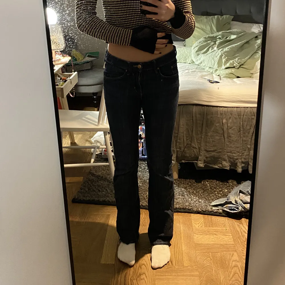 Perfekta mörkblåa, lågmidjade jeans!! Köpta second hand med ”raw hem”. Hade velat ha dom lite längre på mig som är 175, perfekt för 160-170💗💗strl S, 200kr!!!. Jeans & Byxor.