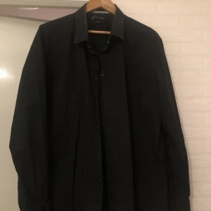 skjorta  - skjorta i stl xxl i svart färg   pris 25 kr 