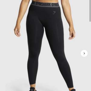 Säljer min superfina tights från Gymshark i modellen ”Fit Seamless Leggings”. Slutsålda på hemsidan. Aldrig använda! Köparen står för frakten❣️