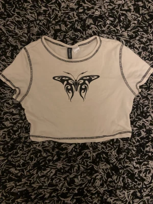 T-shirt fjäril tryck - Säljer den för ja känner ja inte passar i den, hel och ganska ny