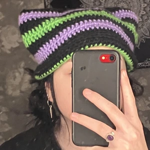 ˖⁺‧₊˚ Cat beanie ˚₊‧⁺˖ - En mysig trefärgad beanie i grönt, lila och svart. Virkat den själv 🫶🏼Skriv för mer bilder