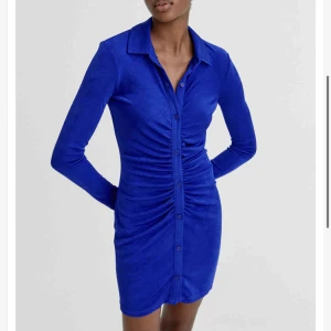 Skjortklänning Pull&Bear - Säljer min helt nya klänning från Pull&Bear, utan prislapp