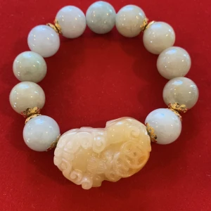 Marmor-armband  - Det här är ett marmor armband som jag fick från Singapore.  Storlek passar för alla och är i ett bra skick utan några repor.