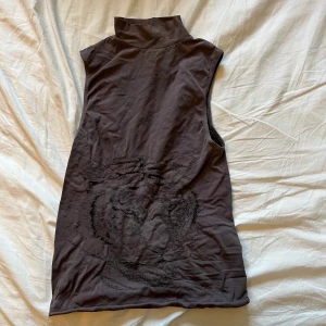 Lila topp! - Lila topp med ett tiger tryck! Sitter tajt som en smäck💜kan posta 