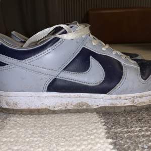 Säljer mina Nike dunks för att de har blivit för små.  De är i ganska bra skick lite creasade bara. Ganska smutsiga men tvättar självklart innan någon köper dem! :)