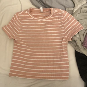 Topp - Hej. Säljer denna top från hm. Aldrig använt. Köpt för länge sen. 💞