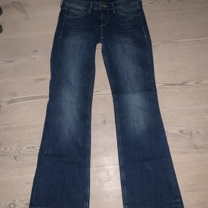 Lågmidjade jeans  - Lågmidjade flare jeans från HM i strolek 25/30, helt oanvända!⭐️
