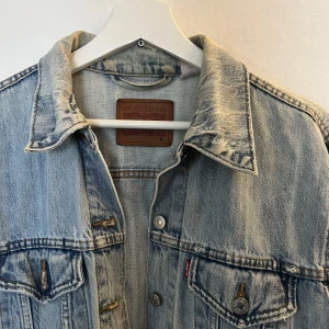 Levis jeansjacka oversized  - Oversized jeansjacka från Levis i storlek M