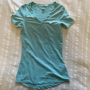 Tränings-T-shirt från Nike - T-shirt från Nike i stl S för träning. Skönt tyg som andas bra. 