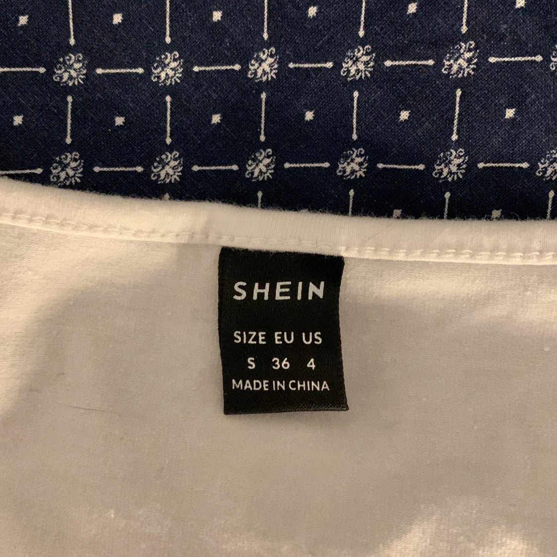 Vit uringad magtröja  - 90