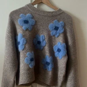 Stickad tröja - Så sjukt söt stickad tröja från bershka, jätte mjuk och skön. Köpt förra året men nästan alldrig använd!