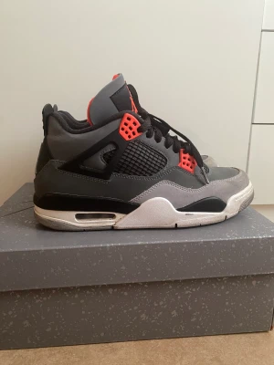 Jordan 4 - Jag säljer mina jordan 4s red infrared. Bra skick, och inget är slitet eller sönder. Storlek 40.5. 