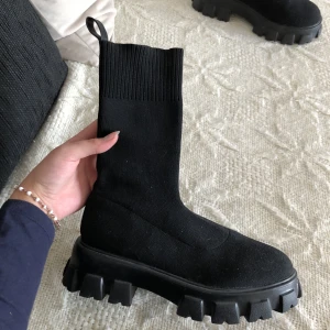 Boots bianca x nelly - Har haft svår att släppa dessa fina skor även fast dom är för små… Svarta snygga Boots från bianca X nelly kollektionen. Jag har använt dom en gång eftersom dom tyvärr är för små.  Jag köpte dom för 1.000kr säljer dom nu för 500kr