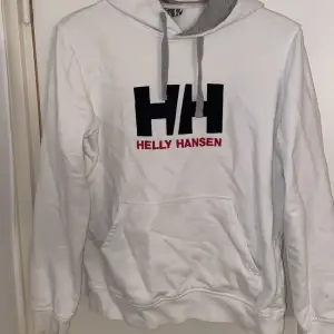 HH hoodie, i storlek Small. Sitter åt. 