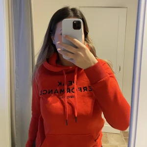 Peak performance hoodie  - En ganska skrikig röd färg, storlek Smal (dam storlek) super skön och varm nu till vintern! Knappt använd! Inte mörkröd, mer ljus röd i tonen 