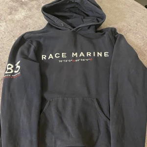 Race marin hoodie  - Den här tröjan är marinblå och har några siffror på den är varm och ganska tjock🟦💙