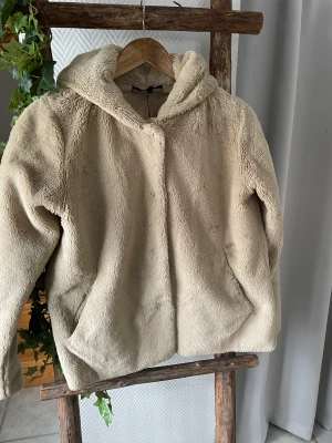 Jackor - Två jackor i fuskpäls. Den tredje är mjuk och skön. 