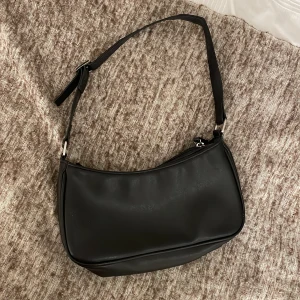 Väska  - Hej säljer min baguette bag från Monki pgv att den inte kommer till användning💗💗 super bra skick på den!! 