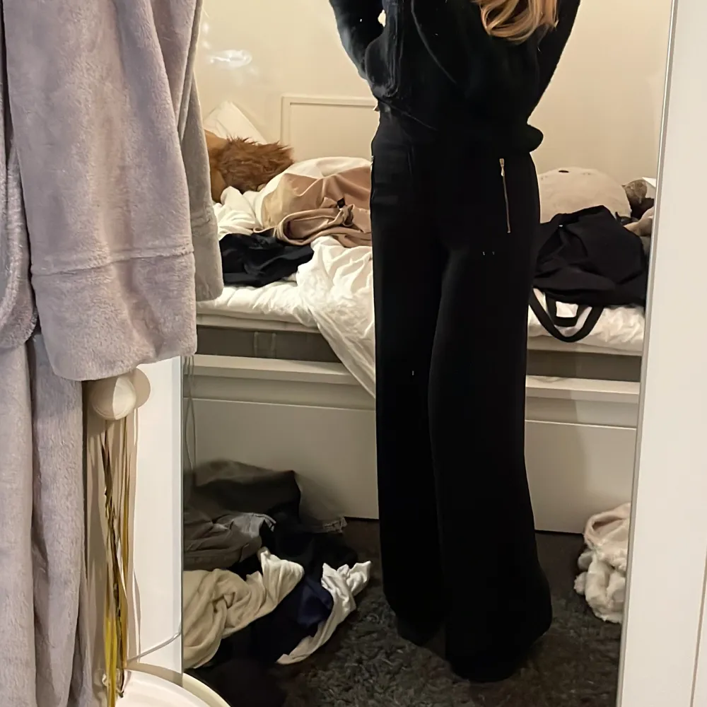Superfina svarta kostymbyxor med gulddetaljer. Har två fickor i fram och är insydda så att de passar storlek 34💕. Jeans & Byxor.