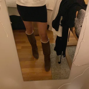 Bruna stövlar - Bruna snygga stövlar med foder i! En liten klack. Jättefina men inte min stil. Köparen står för frakt 💕